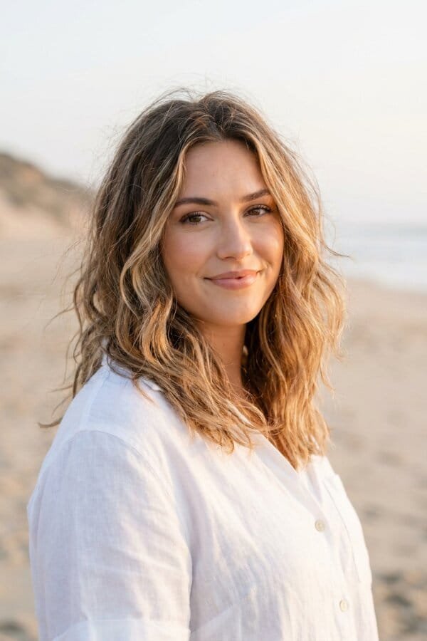 25 Trendy Shoulder Length Hairstyles to Try 15 Beach Waves With Highlights