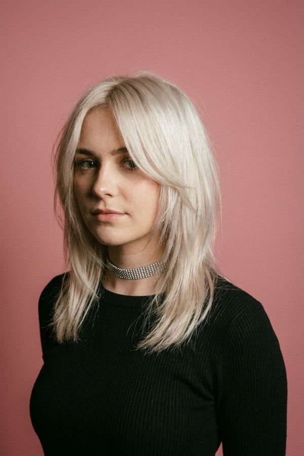 30 Trendy Medium Length Hairstyles You'll Love 17 Y2K Layered Cut